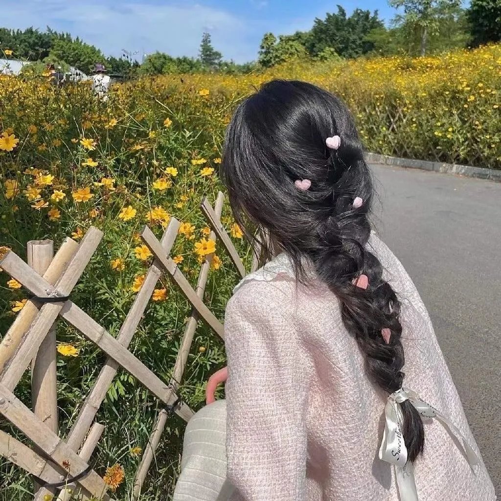 穿黄靴子的女孩